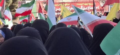 تصاویر/حضور طلاب و کادر و اساتید مدرسه علمیه الزهرا(س)اراک در دفاع از مردم مظلوم غزه