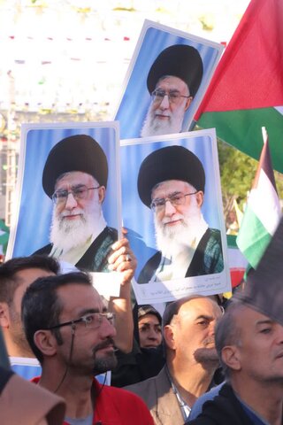 تصاویر/حضور طلاب و کادر مدرسه علمیه فاطمه زهرا سلام الله علیها اراک در اجتماع مردمی بر علیه جنایات رژیم صهیونیستی