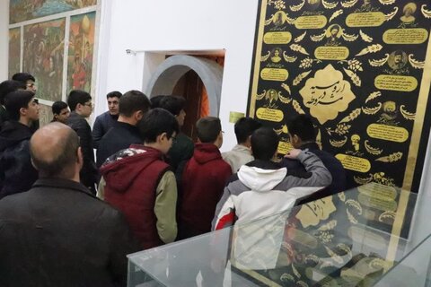 تصاویر/ بازدید طلاب پایه اول مدرسه علمیه امام خامنه‌ای ارومیه از مرکز فرهنگی و موزه دفاع مقدس ارومیه