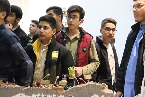 تصاویر/ بازدید طلاب پایه اول مدرسه علمیه امام خامنه‌ای ارومیه از مرکز فرهنگی و موزه دفاع مقدس ارومیه
