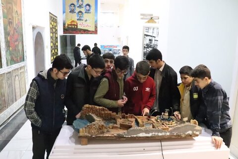 تصاویر/ بازدید طلاب پایه اول مدرسه علمیه امام خامنه‌ای ارومیه از مرکز فرهنگی و موزه دفاع مقدس ارومیه