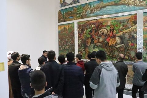 تصاویر/ بازدید طلاب پایه اول مدرسه علمیه امام خامنه‌ای ارومیه از مرکز فرهنگی و موزه دفاع مقدس ارومیه
