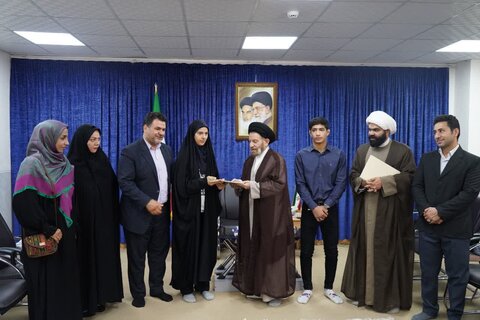 تصاویر دیدار نماینده ولی فقیه در لرستان با دو قهرمان المپیک جهانی دانش آموزی صربستان