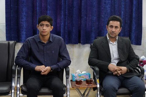 تصاویر دیدار نماینده ولی فقیه در لرستان با دو قهرمان المپیک جهانی دانش آموزی صربستان