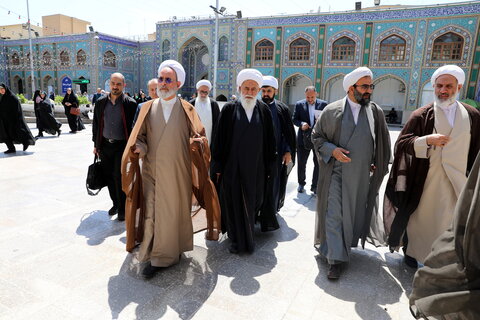 تصاویر/ اقامه نماز ظهر حرم عبدالعظیم حسنی(ع) به امامت آیت الله اعرافی
