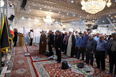 تصاویر/ اقامه نماز ظهر حرم عبدالعظیم حسنی(ع) به امامت آیت الله اعرافی