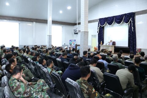 تصاویر / دیدار امام جمعه آبیک با فرماندهی آمادگاه آبیک بمناسبت روز ارتش