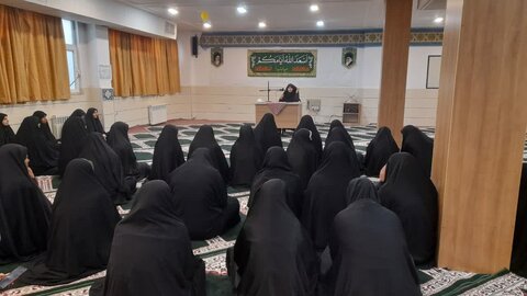 نسلوں کی تربیت اور خاندانی بنیادوں کے استحکام میں خواتین کا کردار بے مثال ہے