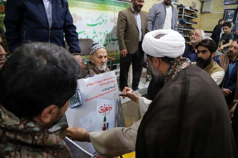 تصاویر / اهدا شال پهلوانی به نماینده ولی فقیه در استان همدان