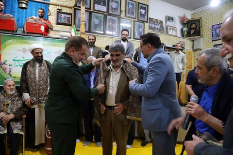 تصاویر / اهدا شال پهلوانی به نماینده ولی فقیه در استان همدان