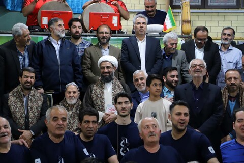 تصاویر / اهدا شال پهلوانی به نماینده ولی فقیه در استان همدان