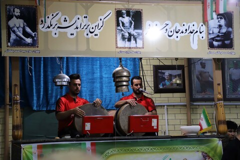 تصاویر / اهدا شال پهلوانی به نماینده ولی فقیه در استان همدان