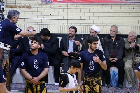 تصاویر / اهدا شال پهلوانی به نماینده ولی فقیه در استان همدان