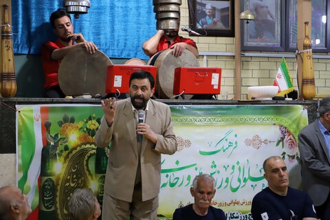 تصاویر / اهدا شال پهلوانی به نماینده ولی فقیه در استان همدان