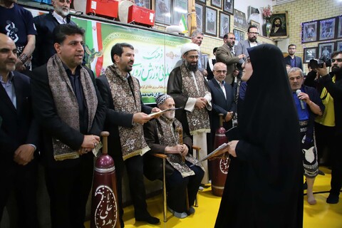 تصاویر / اهدا شال پهلوانی به نماینده ولی فقیه در استان همدان