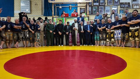 تصاویر / اهدا شال پهلوانی به نماینده ولی فقیه در استان همدان