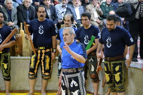 تصاویر / اهدا شال پهلوانی به نماینده ولی فقیه در استان همدان