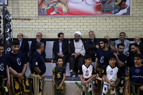 تصاویر / اهدا شال پهلوانی به نماینده ولی فقیه در استان همدان