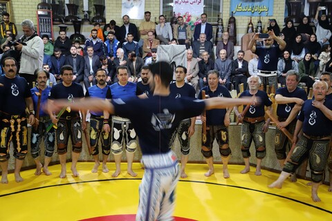 تصاویر / اهدا شال پهلوانی به نماینده ولی فقیه در استان همدان