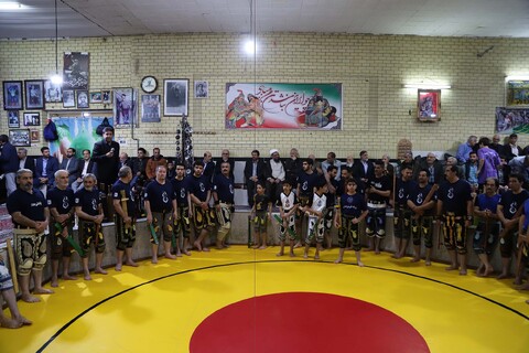 تصاویر / اهدا شال پهلوانی به نماینده ولی فقیه در استان همدان