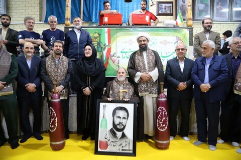 تصاویر / اهدا شال پهلوانی به نماینده ولی فقیه در استان همدان