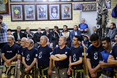 تصاویر / اهدا شال پهلوانی به نماینده ولی فقیه در استان همدان