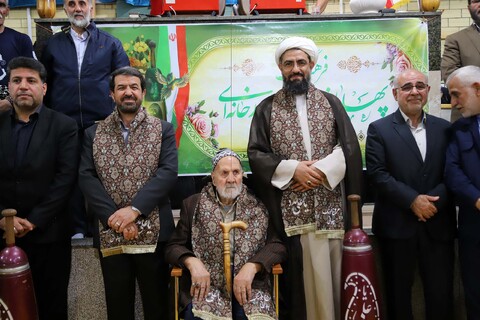 تصاویر / اهدا شال پهلوانی به نماینده ولی فقیه در استان همدان