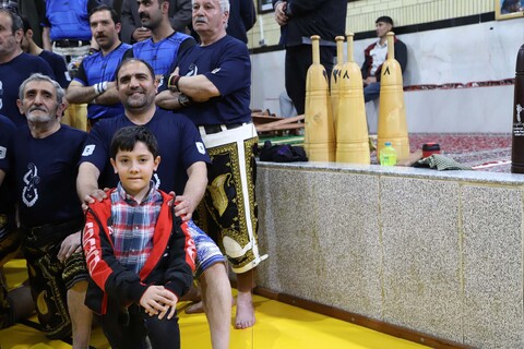 تصاویر / اهدا شال پهلوانی به نماینده ولی فقیه در استان همدان