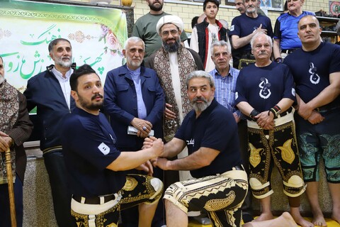 تصاویر / اهدا شال پهلوانی به نماینده ولی فقیه در استان همدان