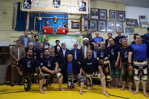 تصاویر / اهدا شال پهلوانی به نماینده ولی فقیه در استان همدان