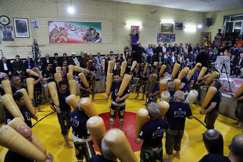 تصاویر / اهدا شال پهلوانی به نماینده ولی فقیه در استان همدان