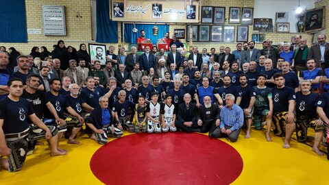 تصاویر / اهدا شال پهلوانی به نماینده ولی فقیه در استان همدان