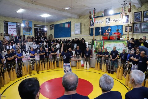 تصاویر / اهدا شال پهلوانی به نماینده ولی فقیه در استان همدان