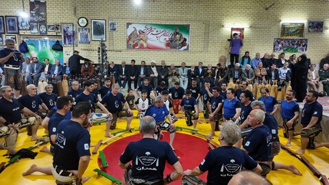 تصاویر / اهدا شال پهلوانی به نماینده ولی فقیه در استان همدان