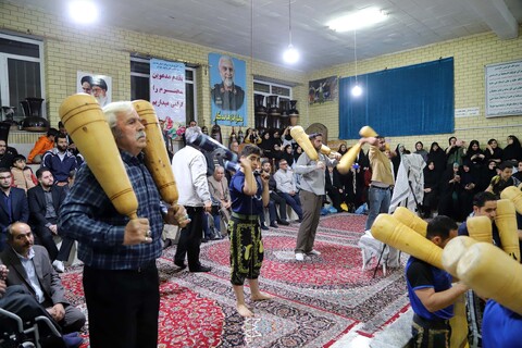 تصاویر / اهدا شال پهلوانی به نماینده ولی فقیه در استان همدان