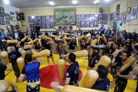 تصاویر / اهدا شال پهلوانی به نماینده ولی فقیه در استان همدان