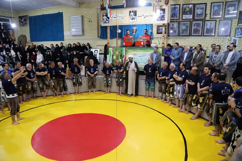 تصاویر / اهدا شال پهلوانی به نماینده ولی فقیه در استان همدان