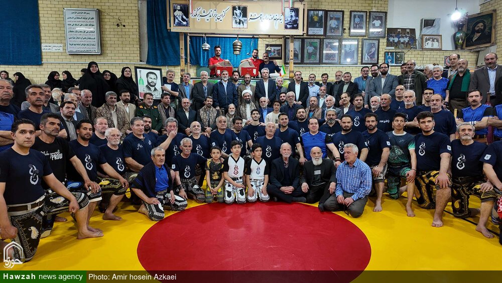 تصاویر / اهدا شال پهلوانی به نماینده ولی فقیه در استان همدان