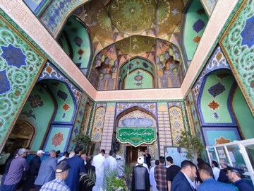 فیلم| حضور زائرین کشور هندوستان در حرم مطهر علی ابن امام محمد باقر(ع)