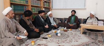 تقدیم دعوت‌نامه همایش صدسالگی حوزه علمیه قم به آیت‌الله فاضل بهسودی