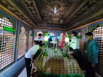 تصاویر/ غبارروبی و عطرافشانی ضریح مطهر علی بن محمد باقر(ع) در اردهال کاشان