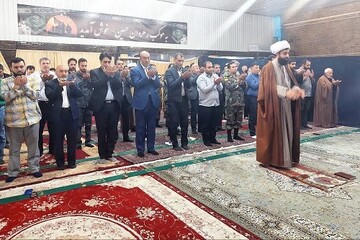 استاندار کرمانشاه در نماز جمعه بیستون حاضر شد و با مردم گفتگو کرد + عکس