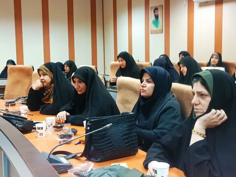 تصاویر نشست تخصصی نخبگان بسیج جامعه زنان لرستان با حضور رئیس سازمان بسیج زنان کشور