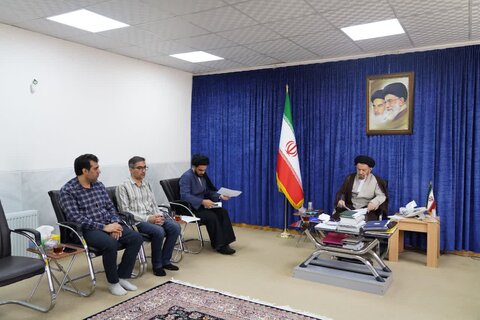 تصاویر دیدار سرپرست مرکز خدمات حوزه علمیه لرستان با نماینده ولی فقیه در استان