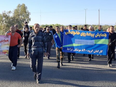 تصاویر/ همایش پیاده روی خانوادگی به مناسبت گرامی داشت روز ارتش درآران وبیدگل