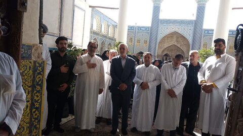 تصاویر/ غباروبی و عطرافشانی ضریح مطهر علی بن محمد باقر(ع) در اردهال کاشان