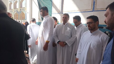 تصاویر/ غباروبی و عطرافشانی ضریح مطهر علی بن محمد باقر(ع) در اردهال کاشان