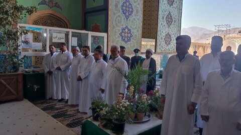 تصاویر/ غباروبی و عطرافشانی ضریح مطهر علی بن محمد باقر(ع) در اردهال کاشان