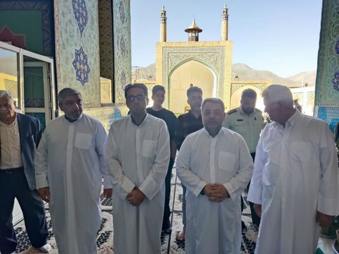 تصاویر/ غباروبی و عطرافشانی ضریح مطهر علی بن محمد باقر(ع) در اردهال کاشان