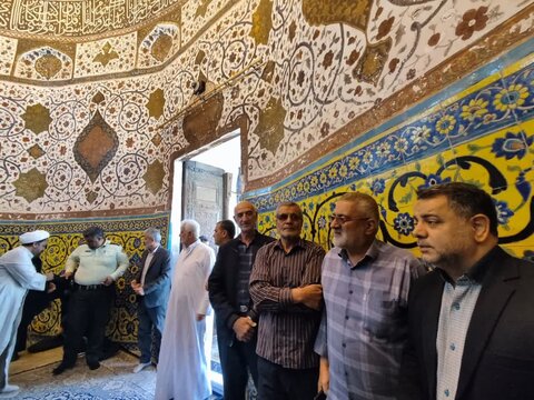 تصاویر/ غباروبی و عطرافشانی ضریح مطهر علی بن محمد باقر(ع) در اردهال کاشان